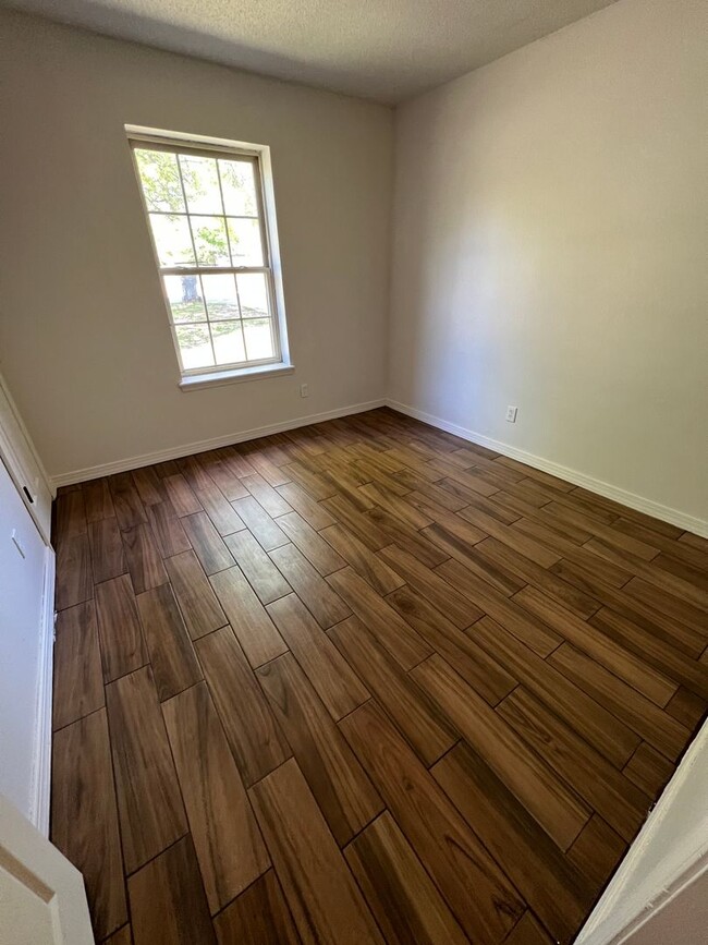 Building Photo - Nice 3 Bed 1.5 Bath House with 1 Car Garag...