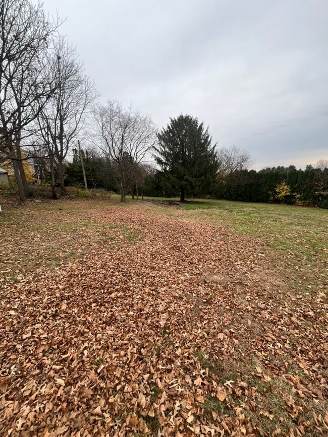 Building Photo - 602 E Maple St