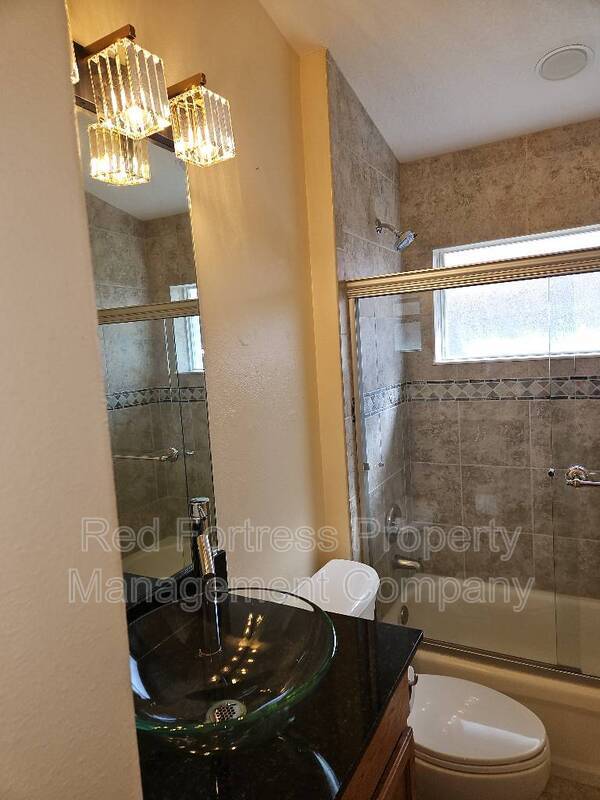 Building Photo - 1556 Scarlett Ave