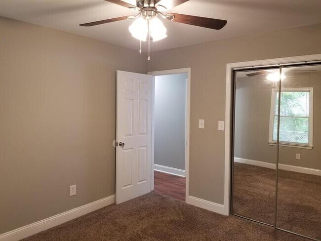 Building Photo - 557 Rustwood Dr