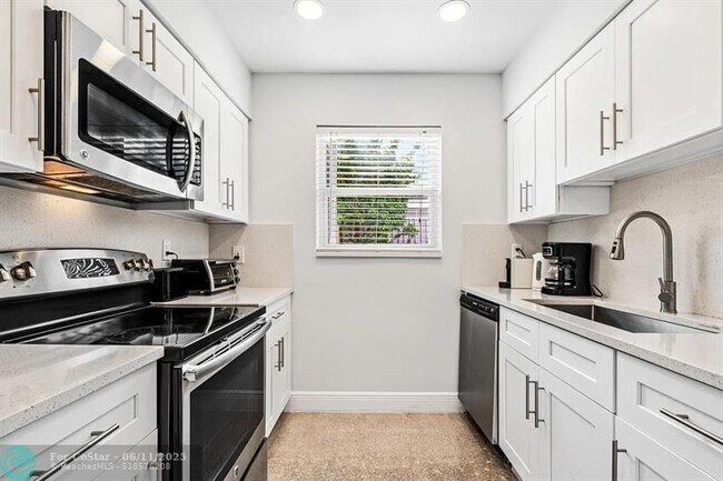 Building Photo - 530 NE 46th St