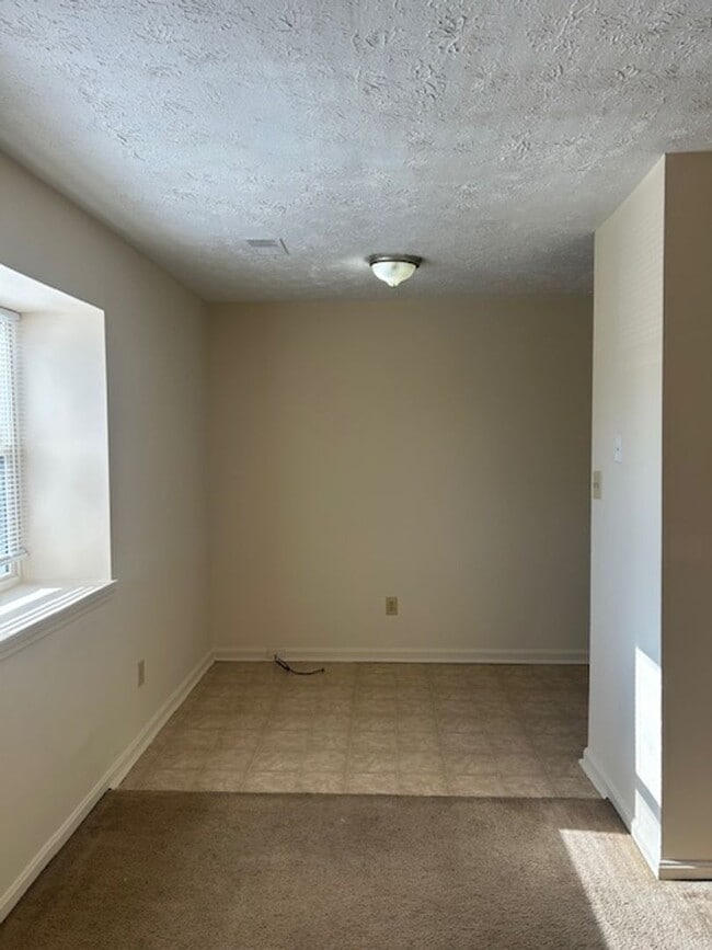 Building Photo - Winburn 2 Bedroom Apartment on 3rd Level  ...