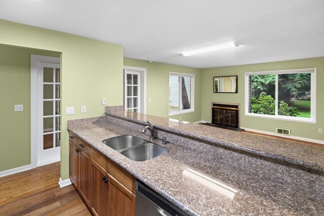 Building Photo - Ground floor 1 bed + bonus room in prime B...