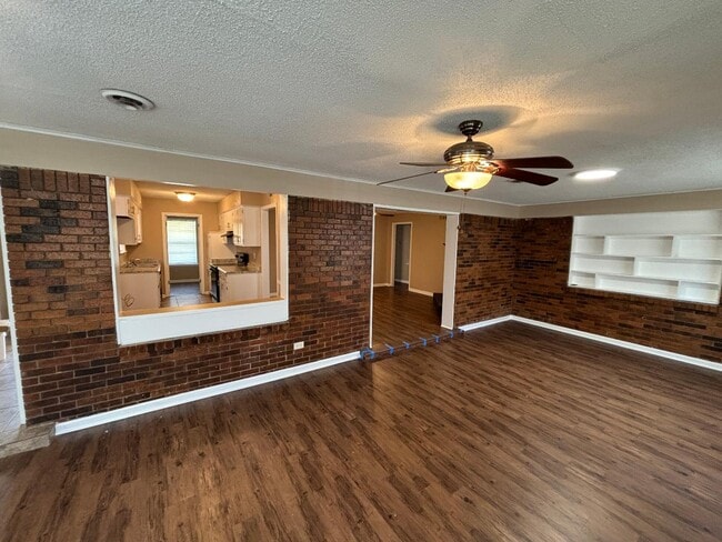 Building Photo - 6810 Sycamore Hill Dr