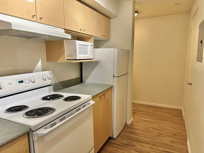Building Photo - Beautiful condo w/garage space in desirable Belltown! Available 6/10/2026!