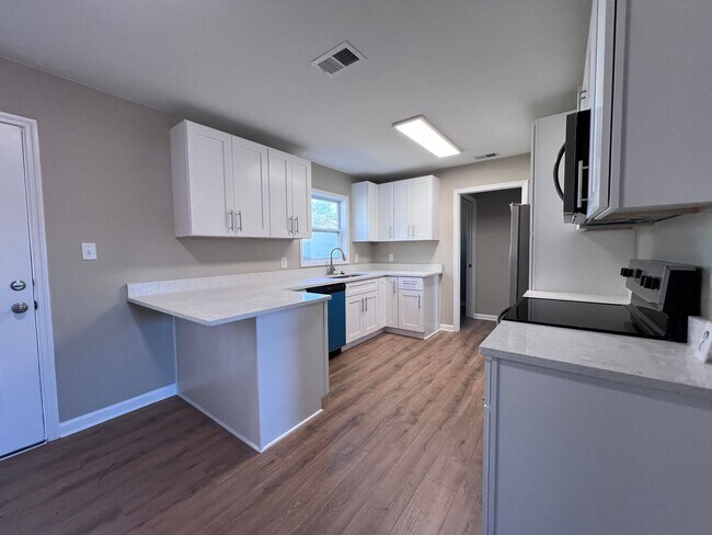 Building Photo - 3 Bedroom 2 bath home in downtown Port Wentworth