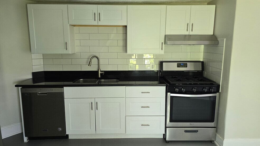 Primary Photo - 33 Ashfield St