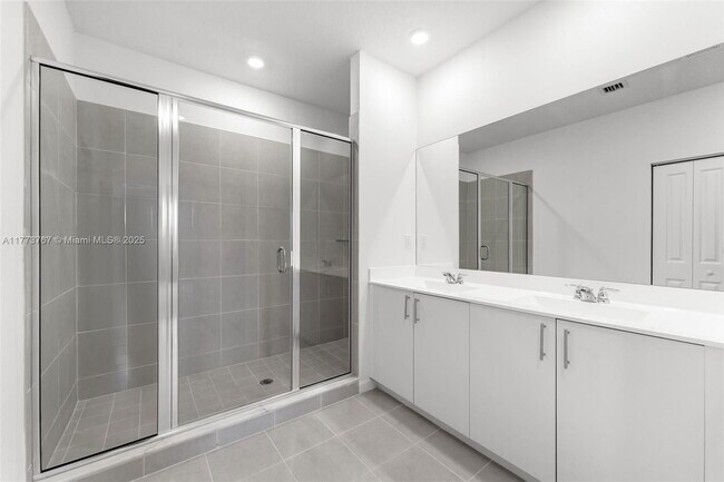 Building Photo - 2700 SE 23rd Ave