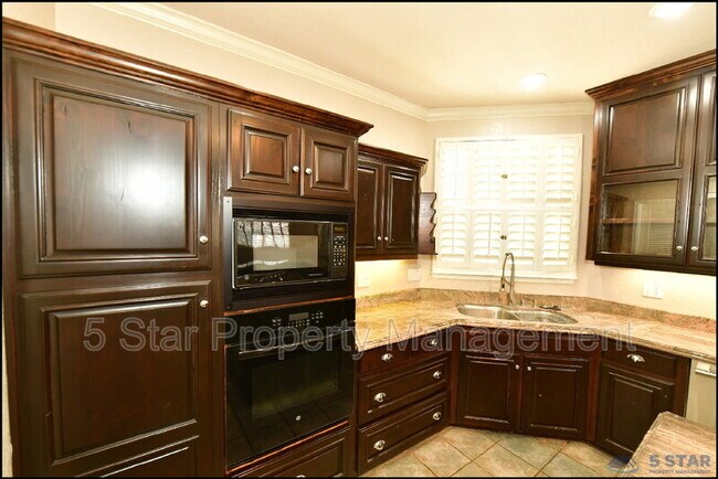 Building Photo - 6598 Eagle Ridge Dr