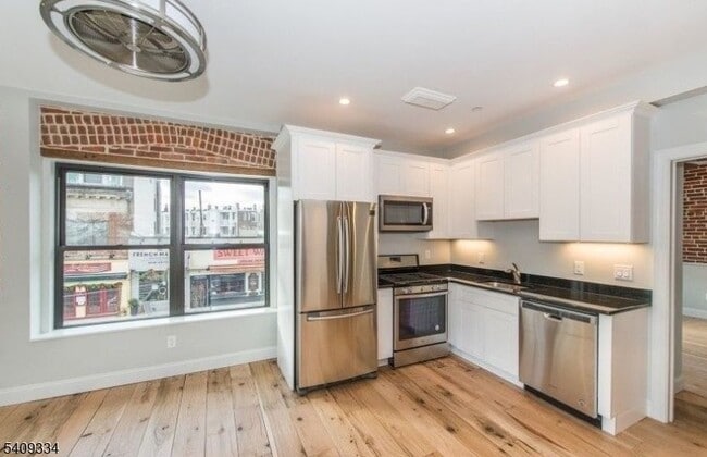 Building Photo - 44 Elm St