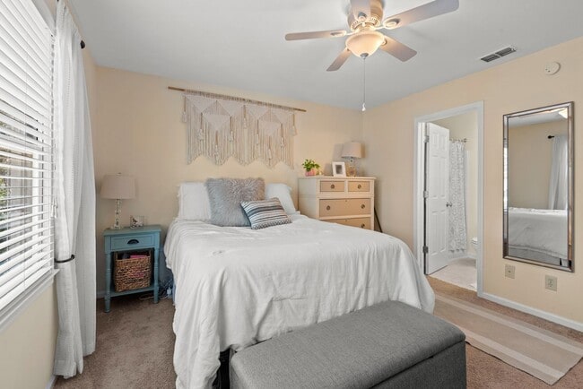 Building Photo - Townhouse in Chapel Hill