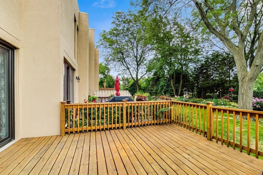 Building Photo - 1 Oak Tree Ct