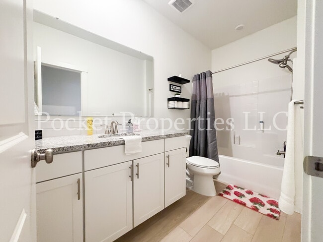 Building Photo - 577 W Norwich St