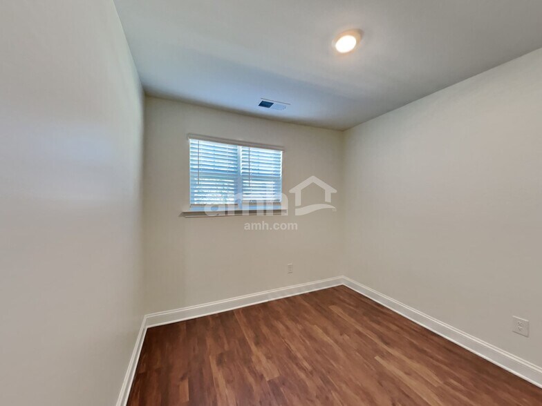 Building Photo - 560 Rivermist Dr