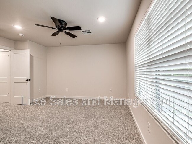 Building Photo - 610 W 2nd St