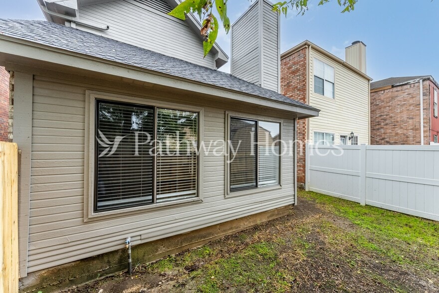 Building Photo - 920 Fairbanks Cir