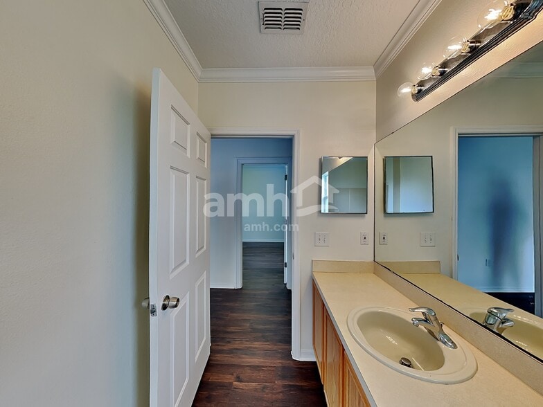 Building Photo - 306 Chiquita Ct