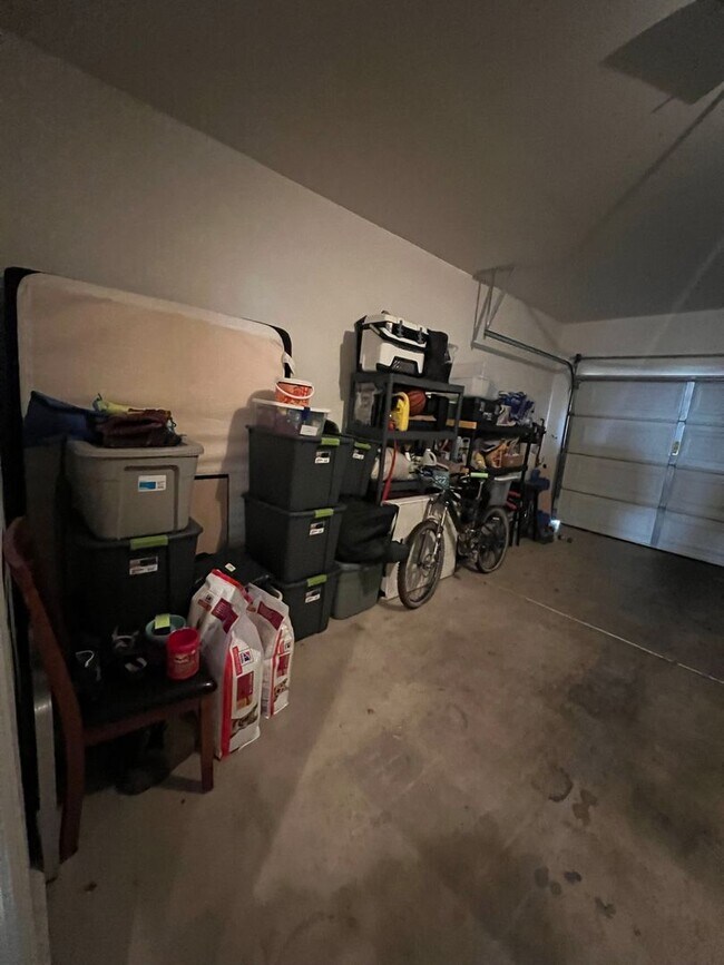 Building Photo - ABSOLUTELY AMAZING! Large 4 bedroom 2 stor...