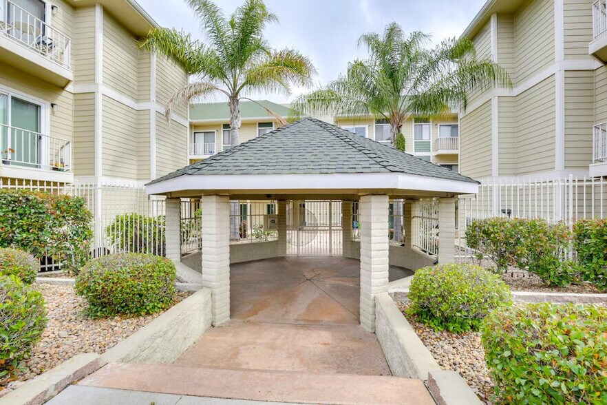 Building Photo - 2658-72 Broadway