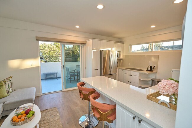 Building Photo - FURNISHED Modern One Bedroom+Loft Coronado! In Unit W/D! AC! Assigned Parking!