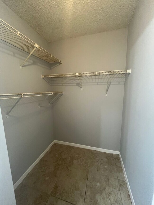 Building Photo - RENOVATED ONE BEDROOM ONE BATHROOM WITH LA...