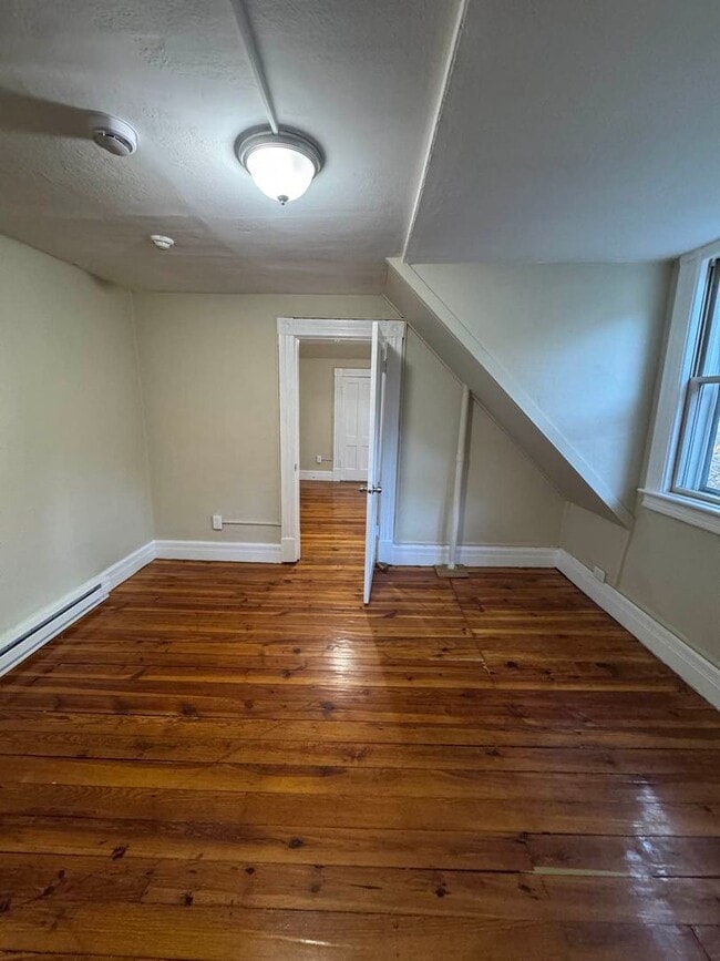Building Photo - Charming 1-Bedroom Apartment in Russell, MA