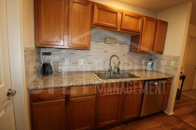 Building Photo - MOVE IN SPECIAL! Beautiful 3-Bedroom Home Near the Branson Strip