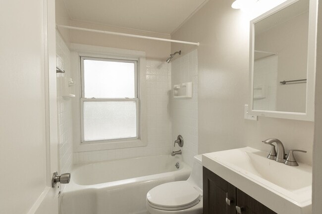 Building Photo - 4 Bed 2 Bath House on East Campus