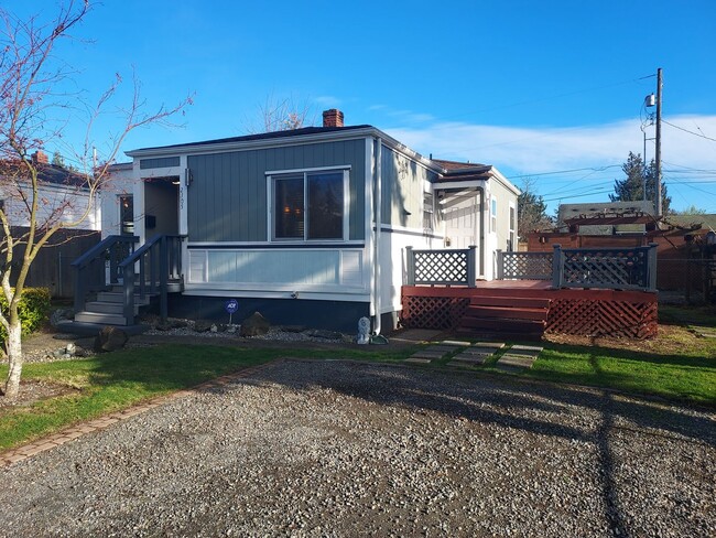 Building Photo - 2 bedroom 1 bath home with huge fenced in ...