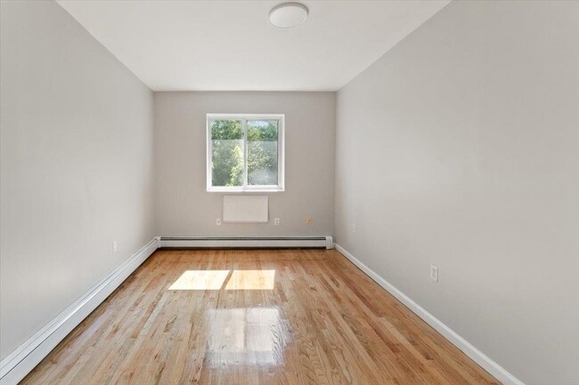 Building Photo - 1309 Vreeland Ave