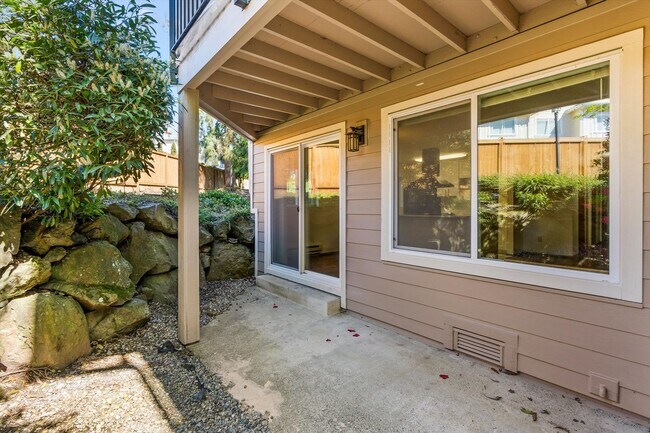 Building Photo - Well Maintained Condo
