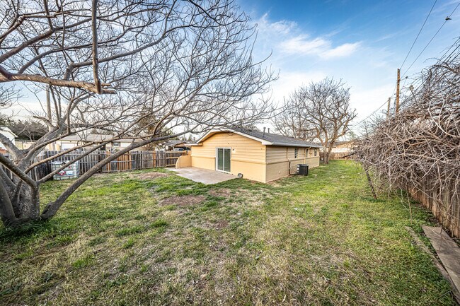 Building Photo - 508 NW Woodridge Dr