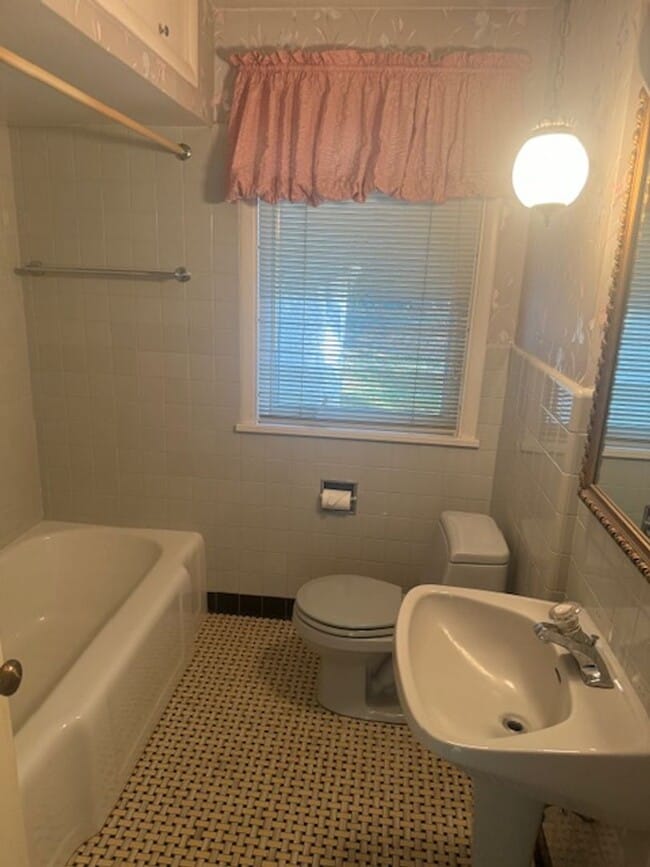 Building Photo - Amazing Home Next to Interlachen Golf Course with 4 bedrooms on Main Level, and Pond!