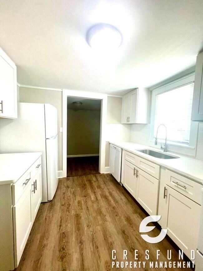 Building Photo - Bright and Cozy Cottage Style 2 Bedroom 1 ...