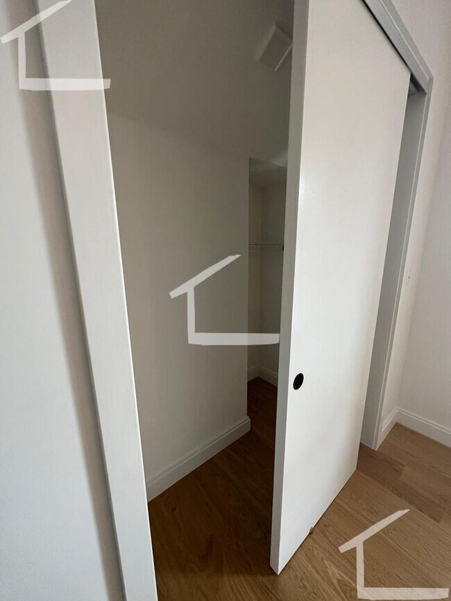 Building Photo - Large 3 Bedroom at Coolidge Corner, Heat, ...