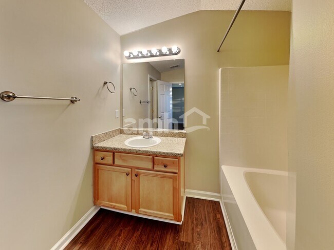 Building Photo - 472 Camella Cir