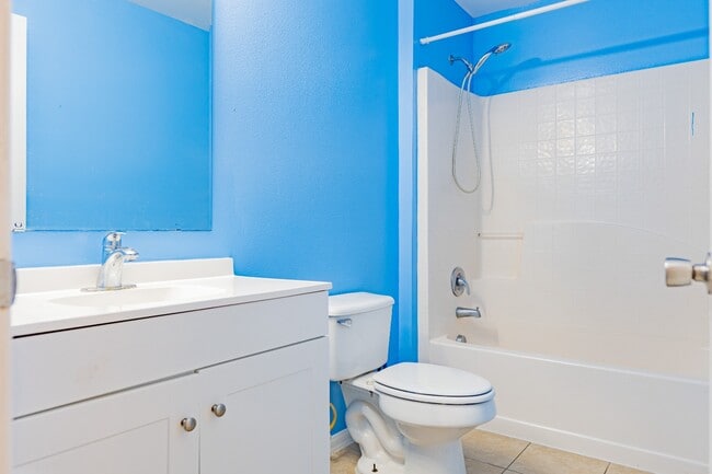 Building Photo - Spacious 4-Bed Groveland Home with Attached Garage, Central Air, and Private Patio