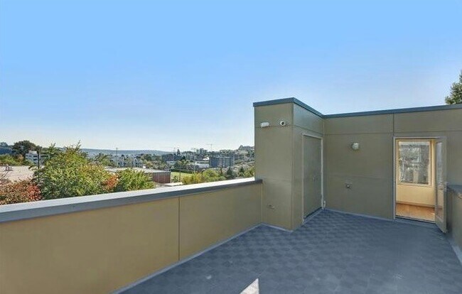 Building Photo - 709 15th Ave