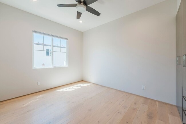 Building Photo - 112 S Francisca Ave