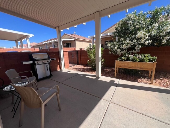 Building Photo - 8 Month Term Furnished Townhome In Hurricane