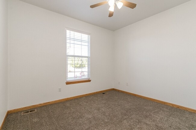 Building Photo - Wonderful ranch style brick home!