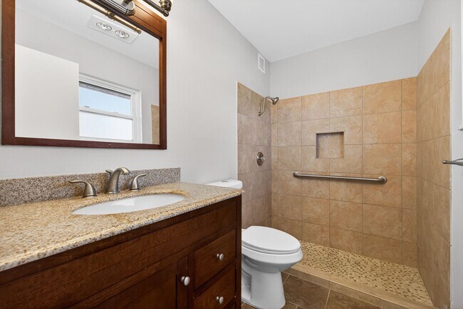 Building Photo - FULLY RENOVATED 2 BEDROOM WITH HUGE BONUS ROOM!