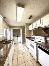 Building Photo - 2 BR 2.5 BA Pleasant Ridge Townhomes