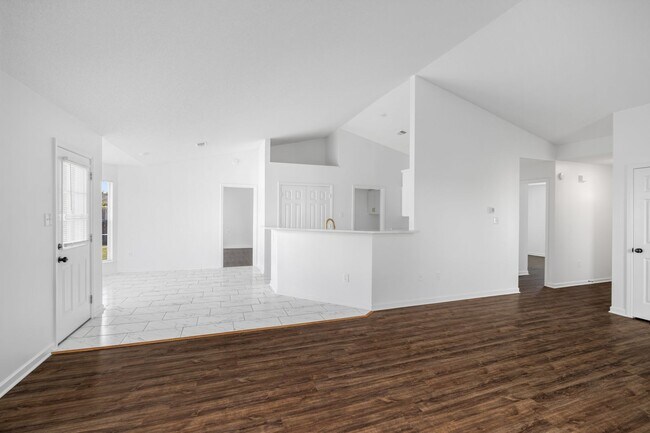 Building Photo - Recently renovated 3 bedroom, 2 bathroom h...
