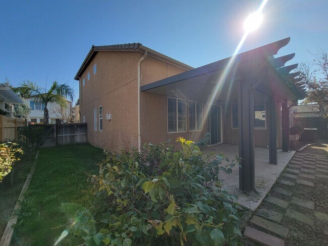 Building Photo - 3 bedroom 2.5 bathroom in desirable NW Visalia Bella Sera gated community!