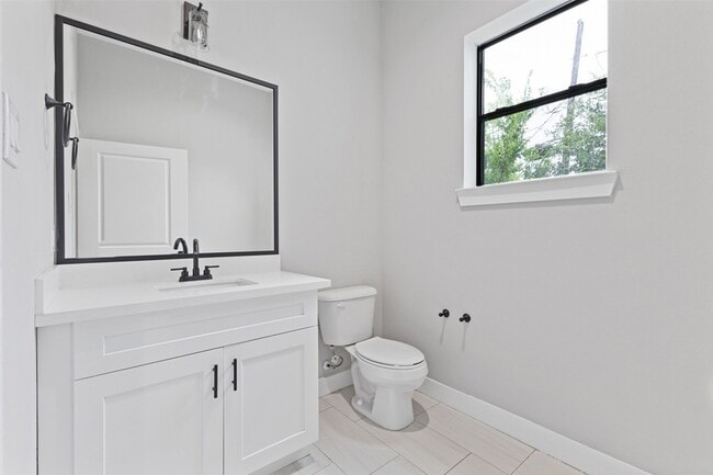 Building Photo - 806 E 39th St