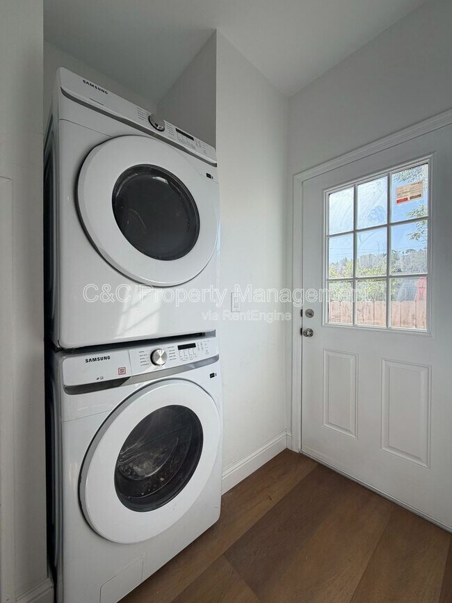 Building Photo - 759 W Chase Ave