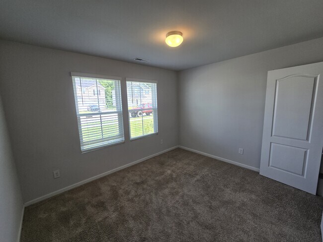Building Photo - 129 Maple Tree Ln