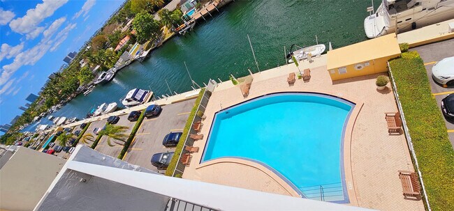 Building Photo - 2000 NE 135th St