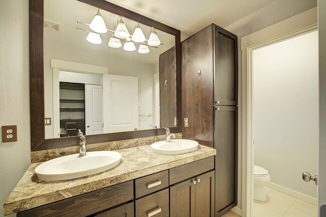 Building Photo - 2Bd/2.5Ba Seattle Townhouse